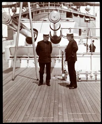 Konteramiral Robley Dunglison Evans och kapten John Elliott Pillsbury på däcket av U.S.S. Marine, 1906 (silvergelatintryck)